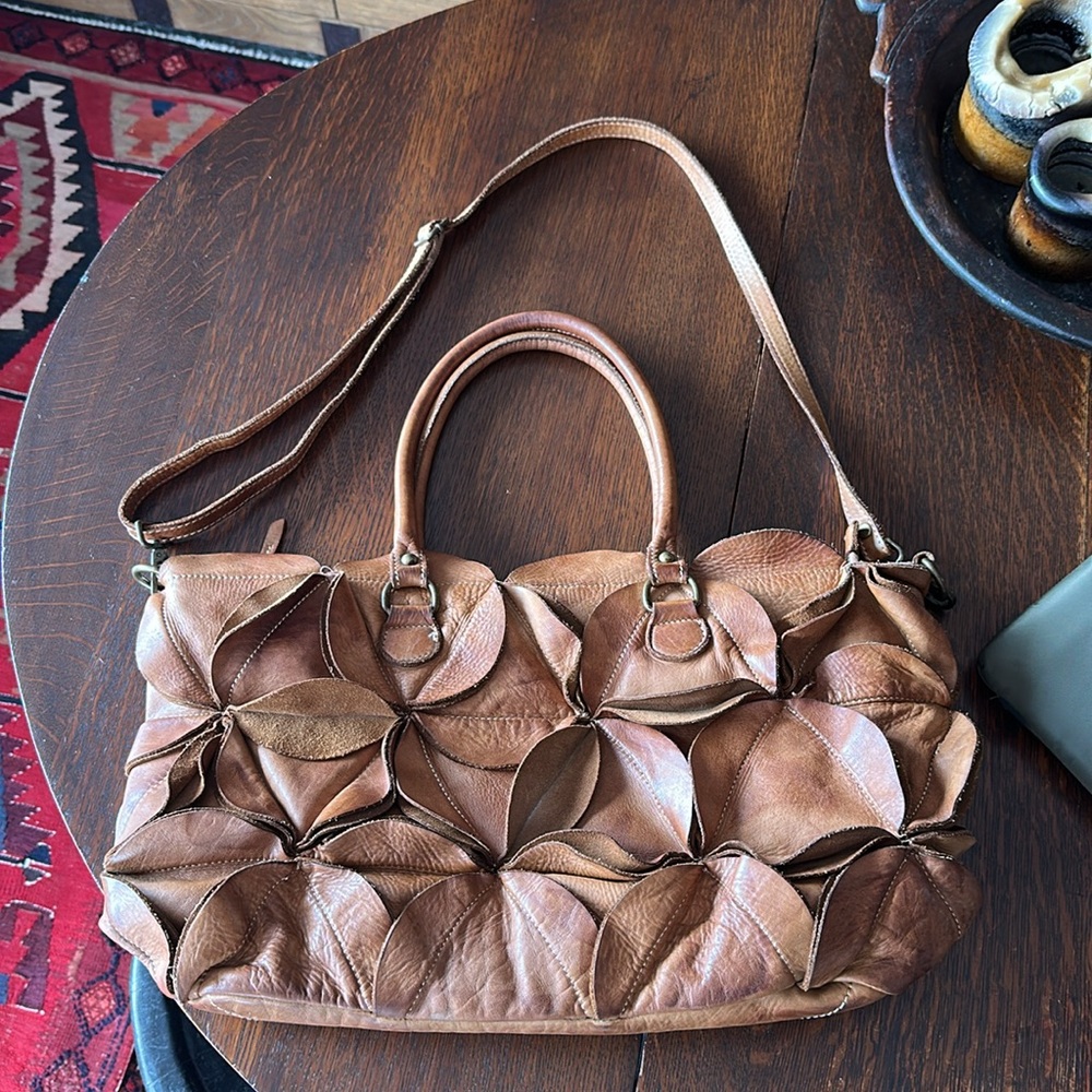 🇮🇹Edgy unique textured ‘Petal’ cognac leather crossbody/ shoulder purse. Italy